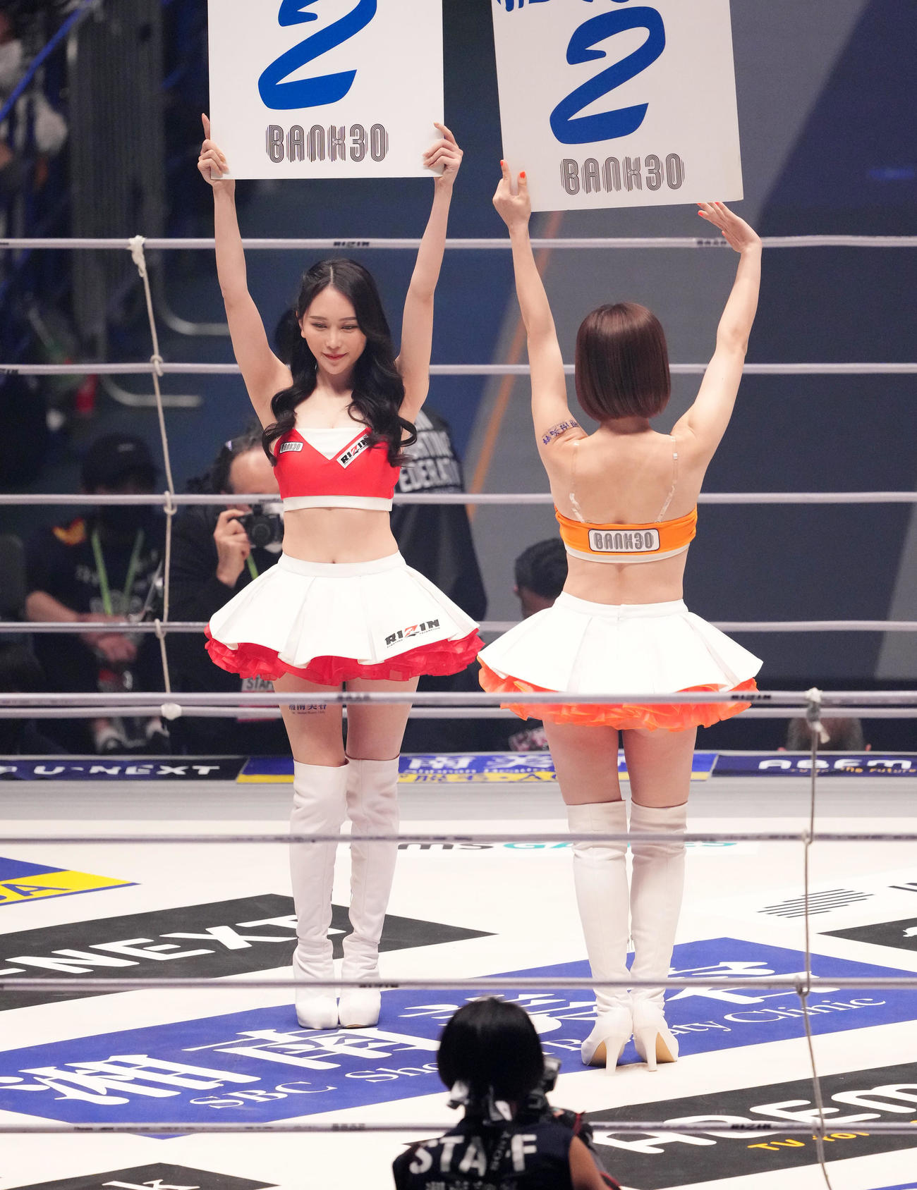 ラウンドを伝えるRIZINガール（撮影・菅敏）