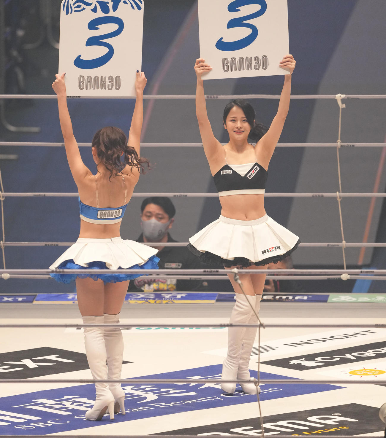 ラウンドを伝えるRIZINガール（撮影・菅敏）