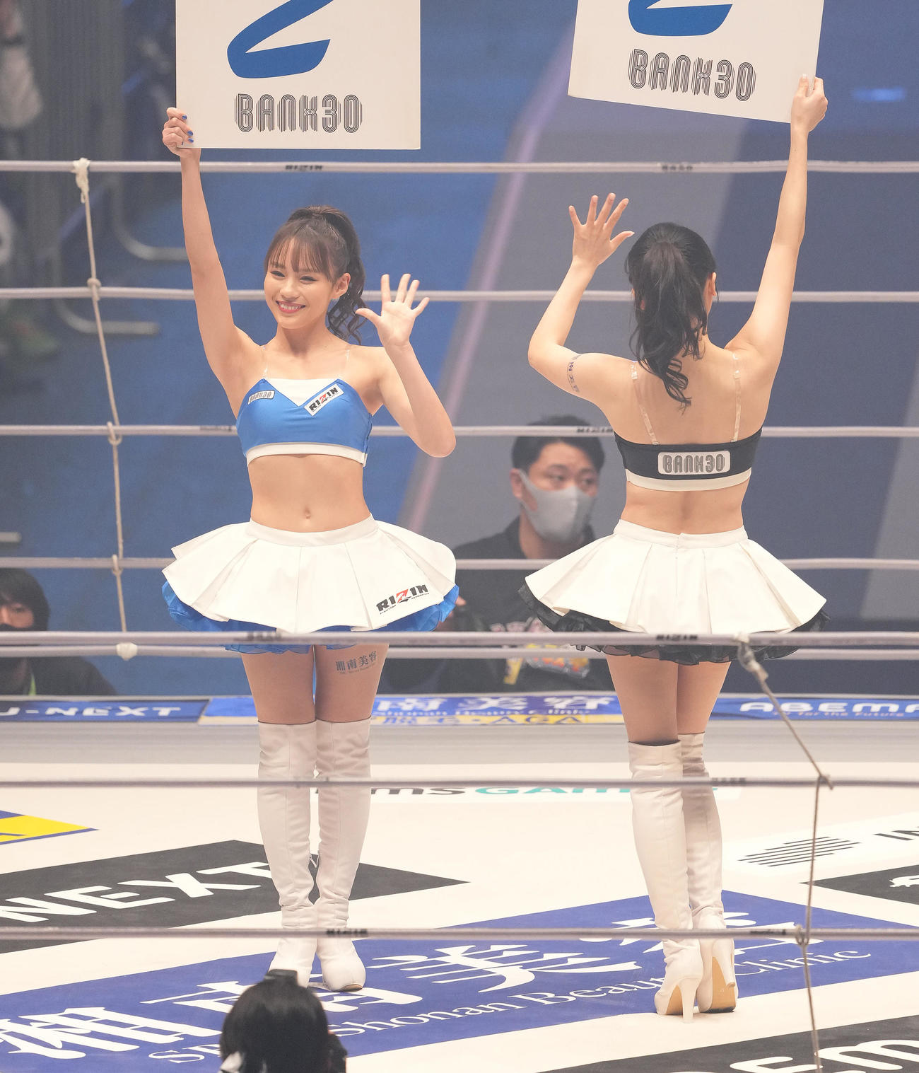 ラウンドを伝えるRIZINガール（撮影・菅敏）