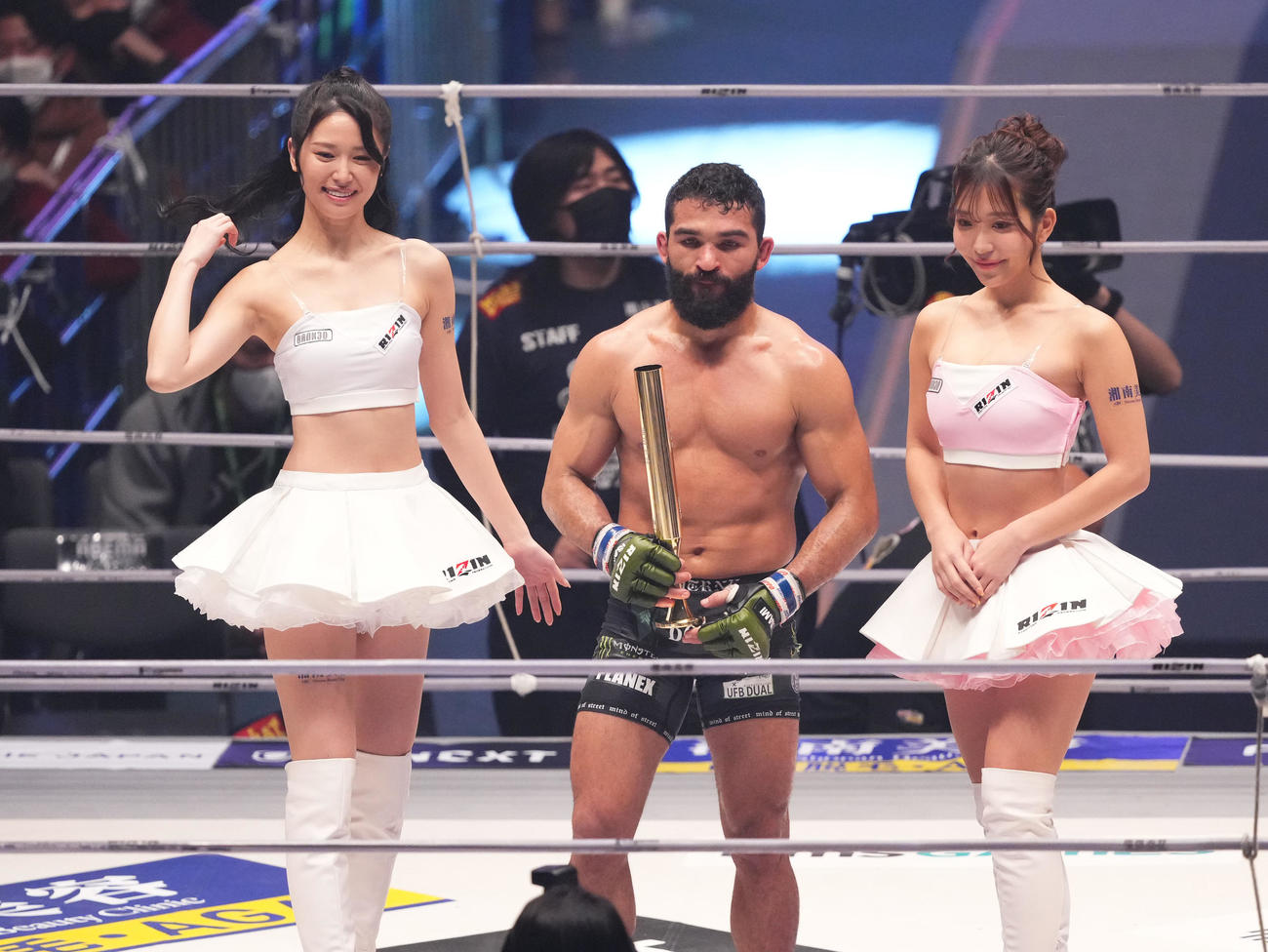 コイケを判定で破り、トロフィーを手にするピットブル（撮影・菅敏）