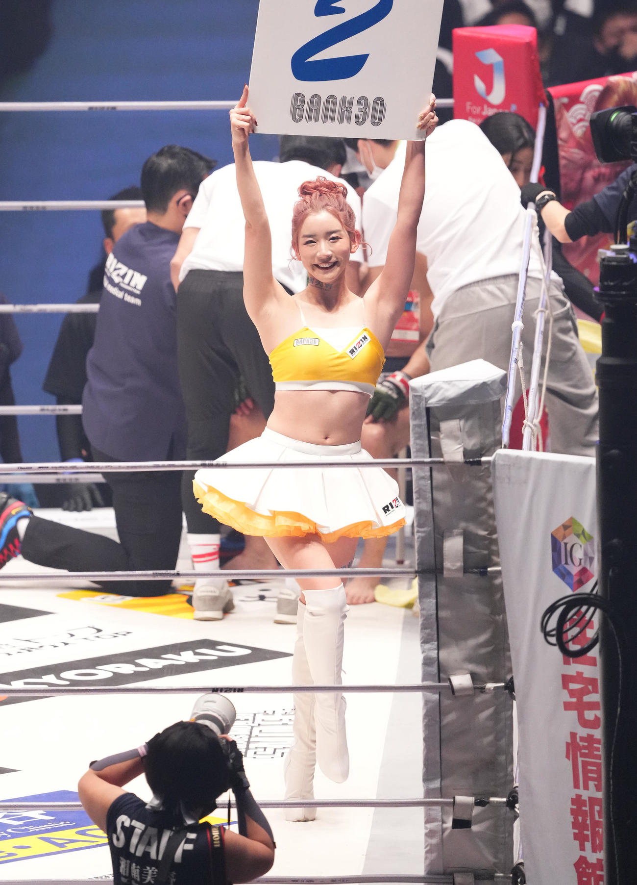 ラウンドを伝えるRIZINガール（撮影・菅敏）