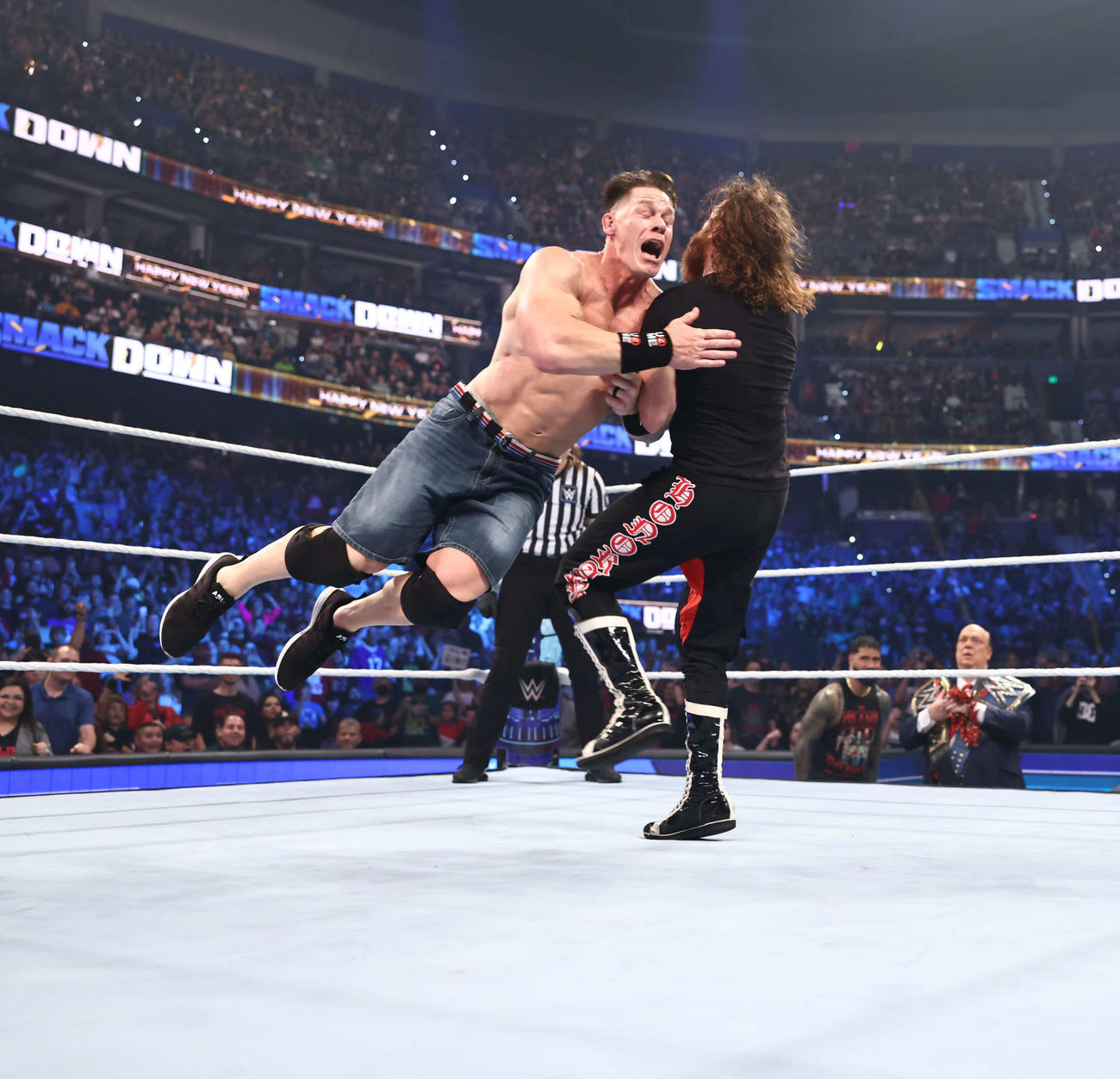 サミ・ゼイン（右）に強烈なショルダーアタックを決めるジョン・シナ（C）2023 WWE, Inc. All Rights Reserved.