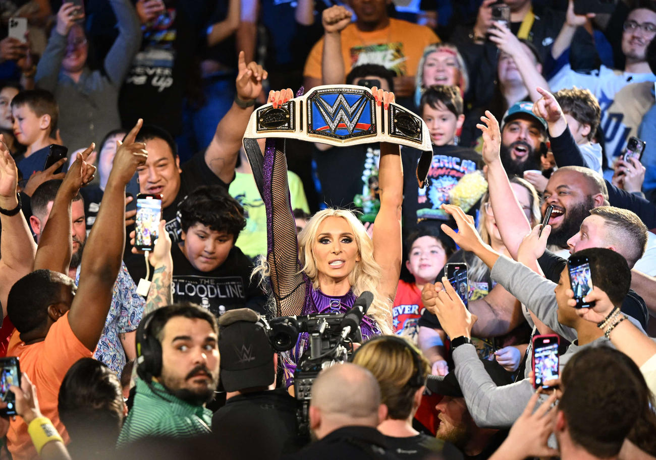 観衆の中でスマックダウン女子王座ベルトを掲げたシャーロット・フレアー（C）2023 WWE, Inc. All Rights Reserved.