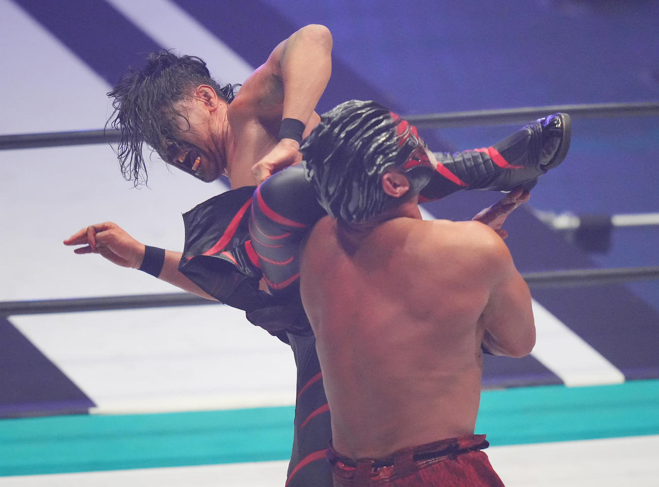 ムタ（手前）に「キンシャサ」を見舞うSHINSUKE NAKAMURA（撮影・垰建太）