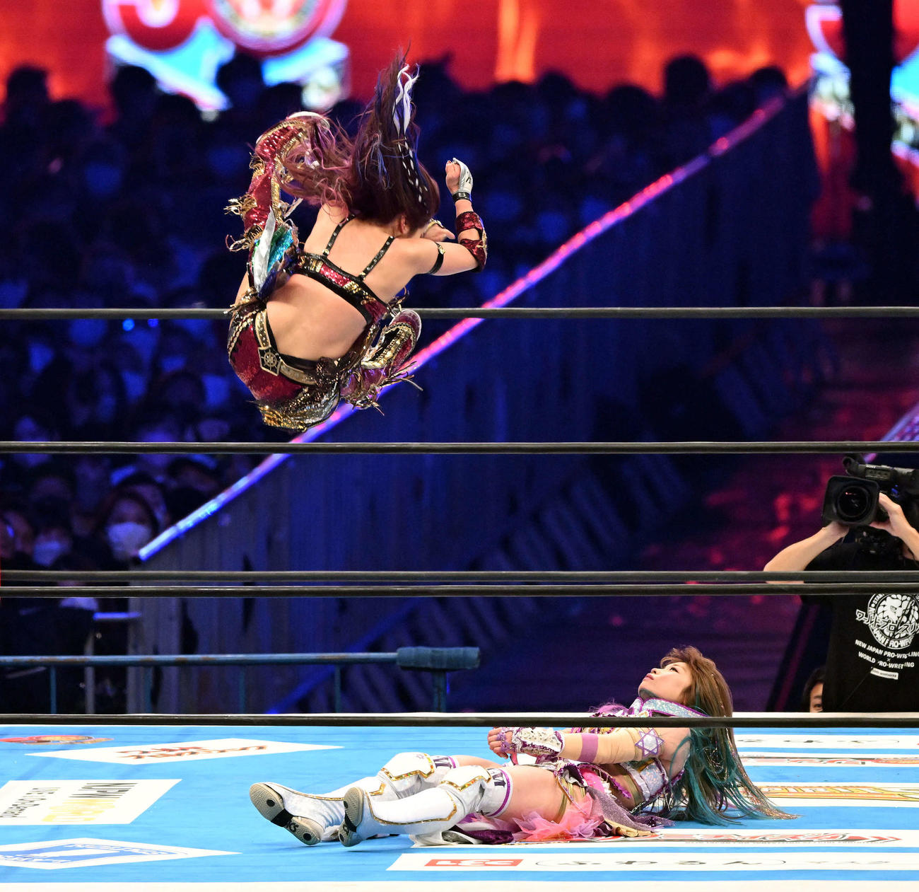 KAIRI（上）は中野たむにインセインエルボーを見舞う（撮影・滝沢徹郎）