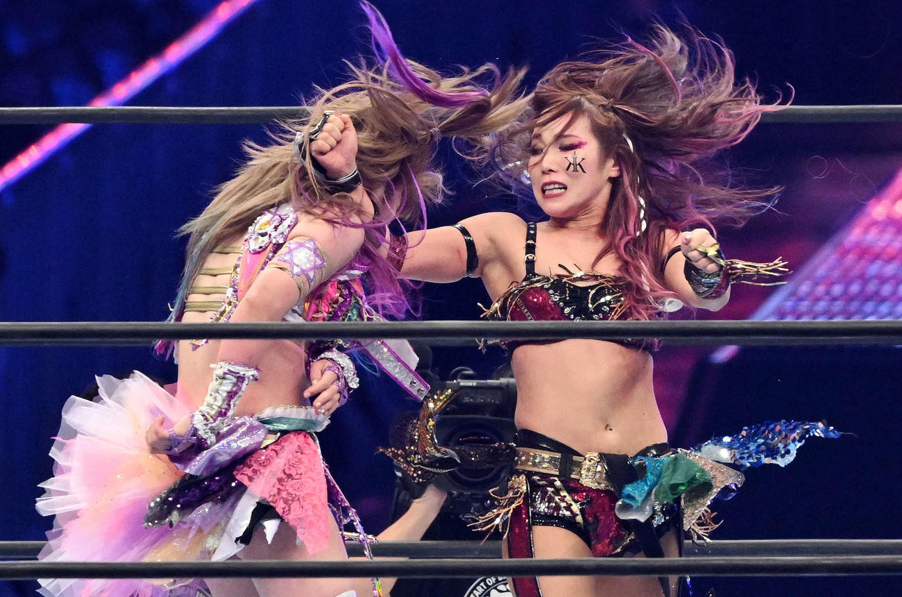 KAIRI（右）は中野たむに裏拳を見舞う（撮影・滝沢徹郎）