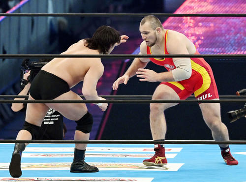 ボルチン・オレッグ（右）は大岩陵平と対戦する（撮影・滝沢徹郎）