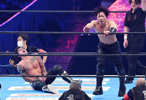 TJP（左）から3カウントを奪われ悔しがるYOH（撮影・滝沢徹郎）