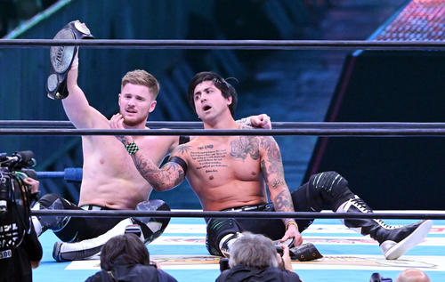 防衛に成功したフランシスコ・アキラ（左）とTJP（撮影・滝沢徹郎）