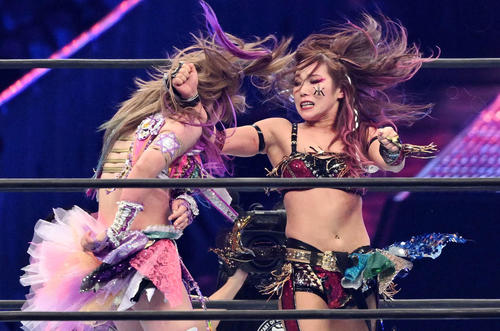 KAIRI（右）は中野たむに裏拳を見舞う（撮影・滝沢徹郎）