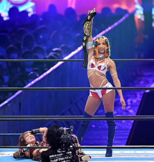 防衛に成功したKAIRI（左）はメルセデス・モネーに襲撃される（撮影・滝沢徹郎）