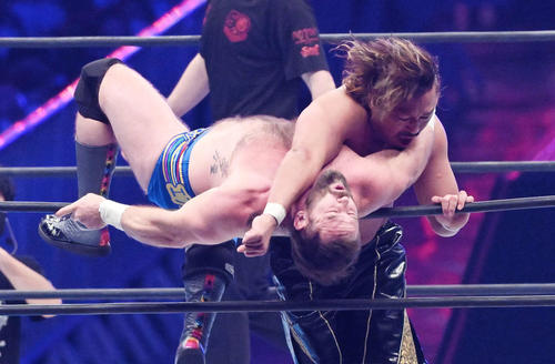 後藤洋央紀（右）はキャッシュ・ウィーラーをラリアットで場外へ落とす（撮影・滝沢徹郎）