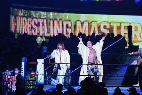 リングインした武藤敬司（右）（撮影・滝沢徹郎）