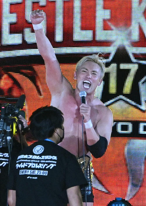 IWGP世界ヘビー級新チャンピオンとなったオカダ・カズチカは花道の奥で「1、2、3、ダァー！」とさけぶ（撮影・滝沢徹郎）