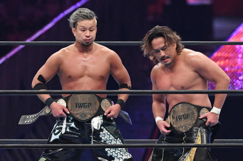 新チャンピオンとなりベルトを手にするYOSHI－HASHI（左）と後藤洋央紀（撮影・滝沢徹郎）