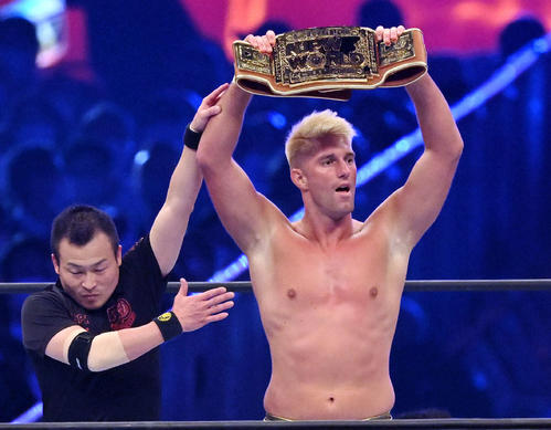 初代NJPW WORLD認定TV王座となりベルトを掲げるザック・セイバーJr（撮影・滝沢徹郎）