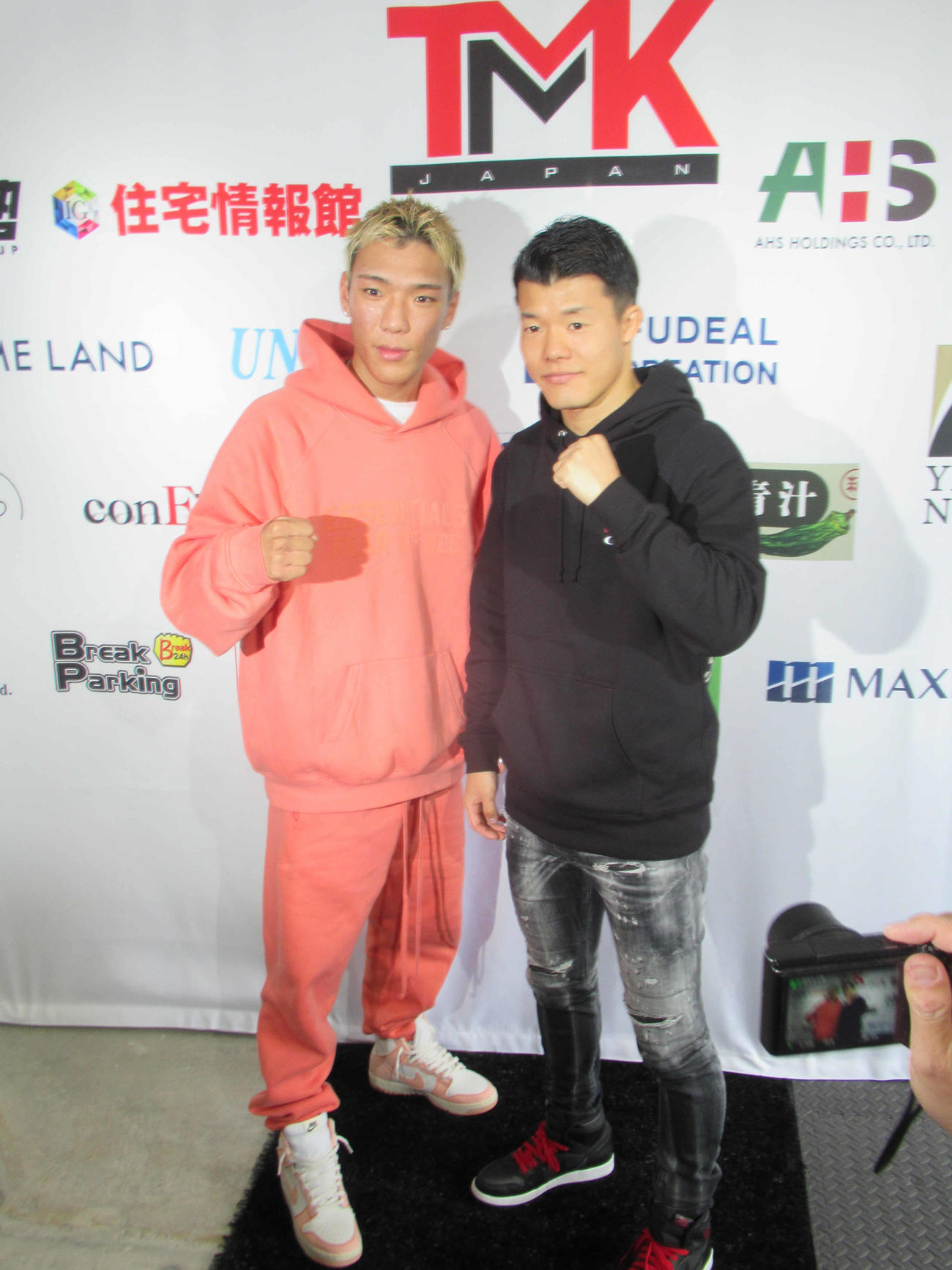 移籍初戦の発表会見に臨んだ亀田和毅（右）と亀田京之介（撮影・実藤健一）