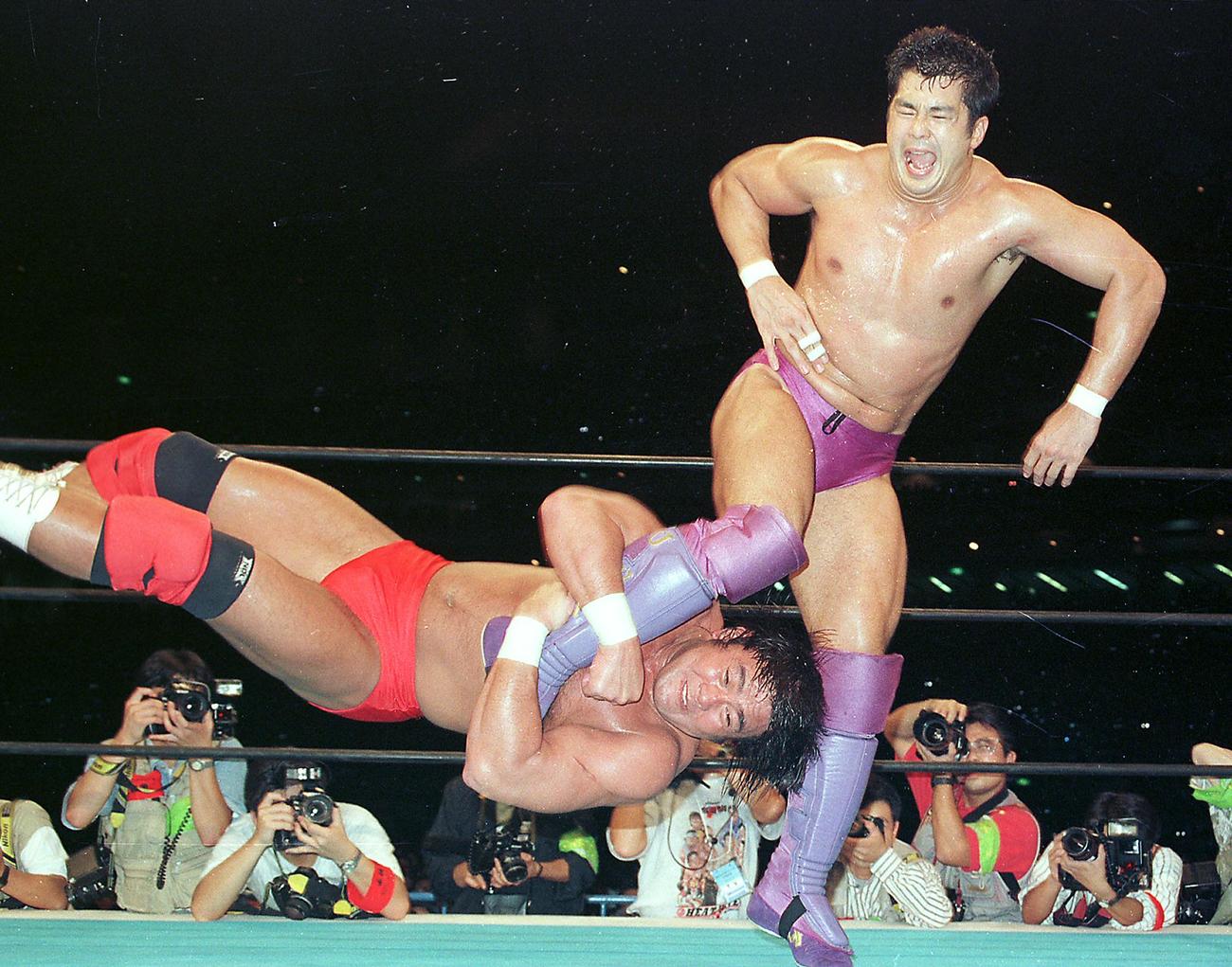 高田延彦にドラゴンスクリューを決める武藤敬司（1995年10月9日撮影）