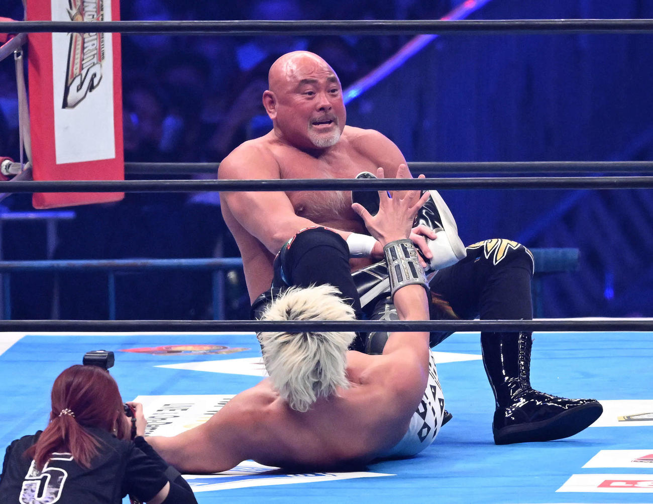 武藤敬司（奥）はSANADAに足4の字固めを決める（撮影・滝沢徹郎）