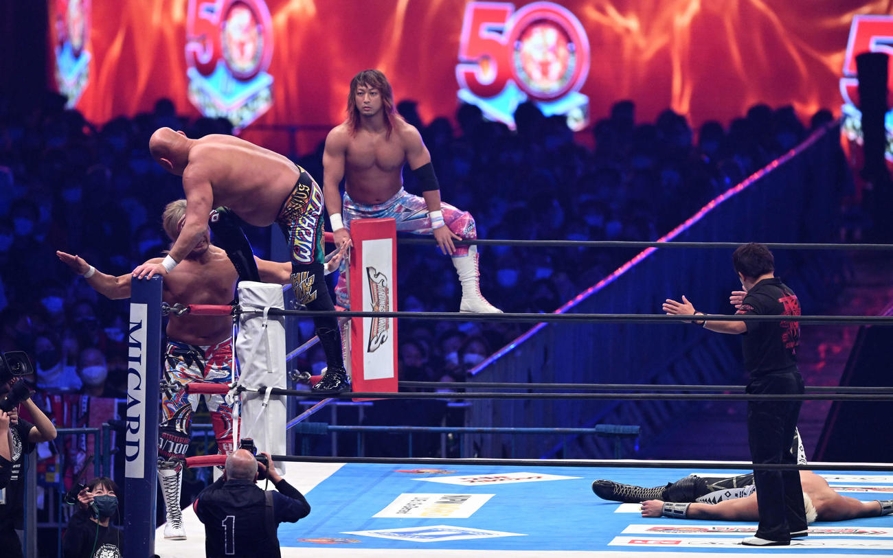 武藤敬司（左から2人目）はコーナーに登りムーンサルトプレスを狙うも棚橋弘至（左）から止められる（撮影・滝沢徹郎）