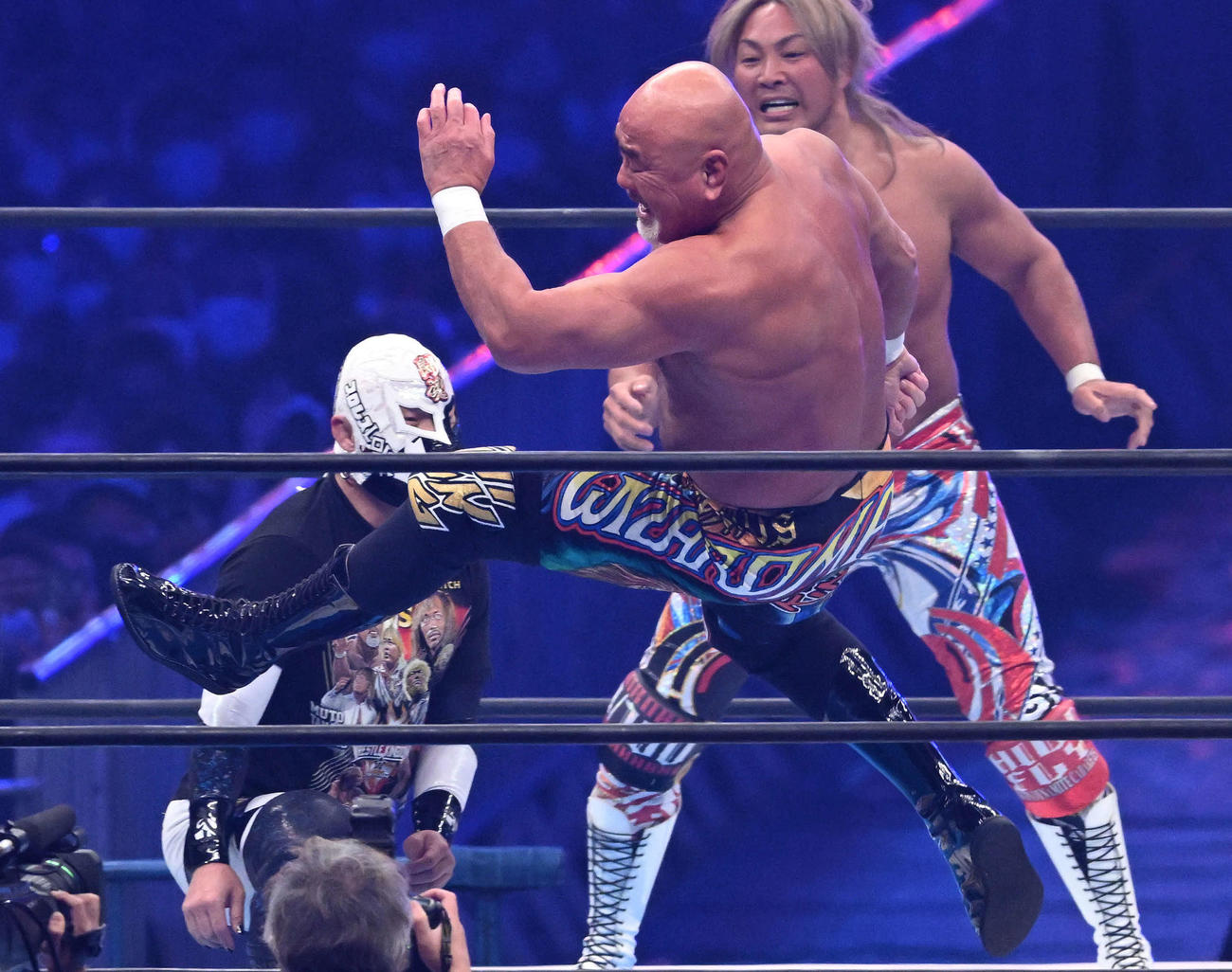 武藤敬司（中央）はBUSHIにシャイニングウィザードを見舞う（撮影・滝沢徹郎）