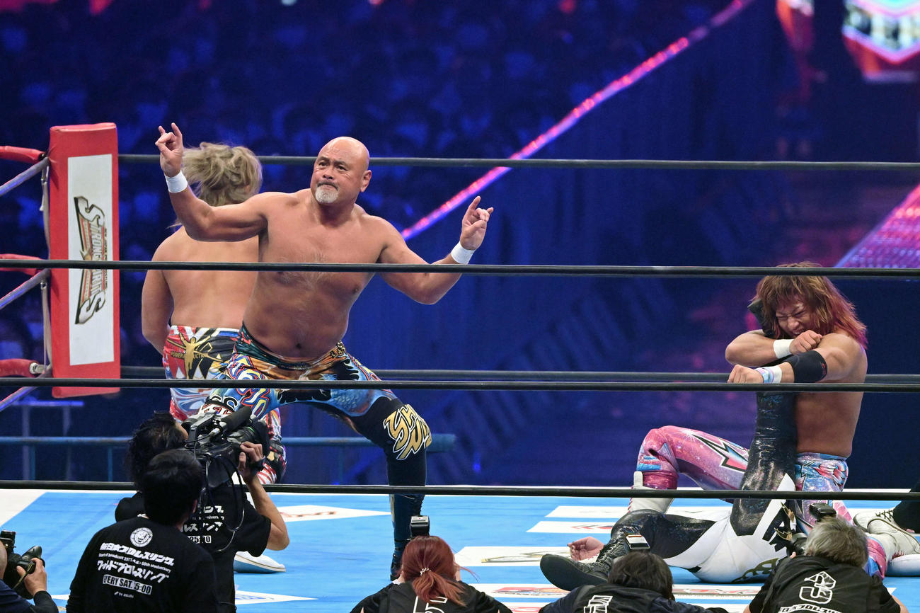 勝利の瞬間プロレスLOVEポーズを決める武藤敬司（手前）（撮影・滝沢徹郎）
