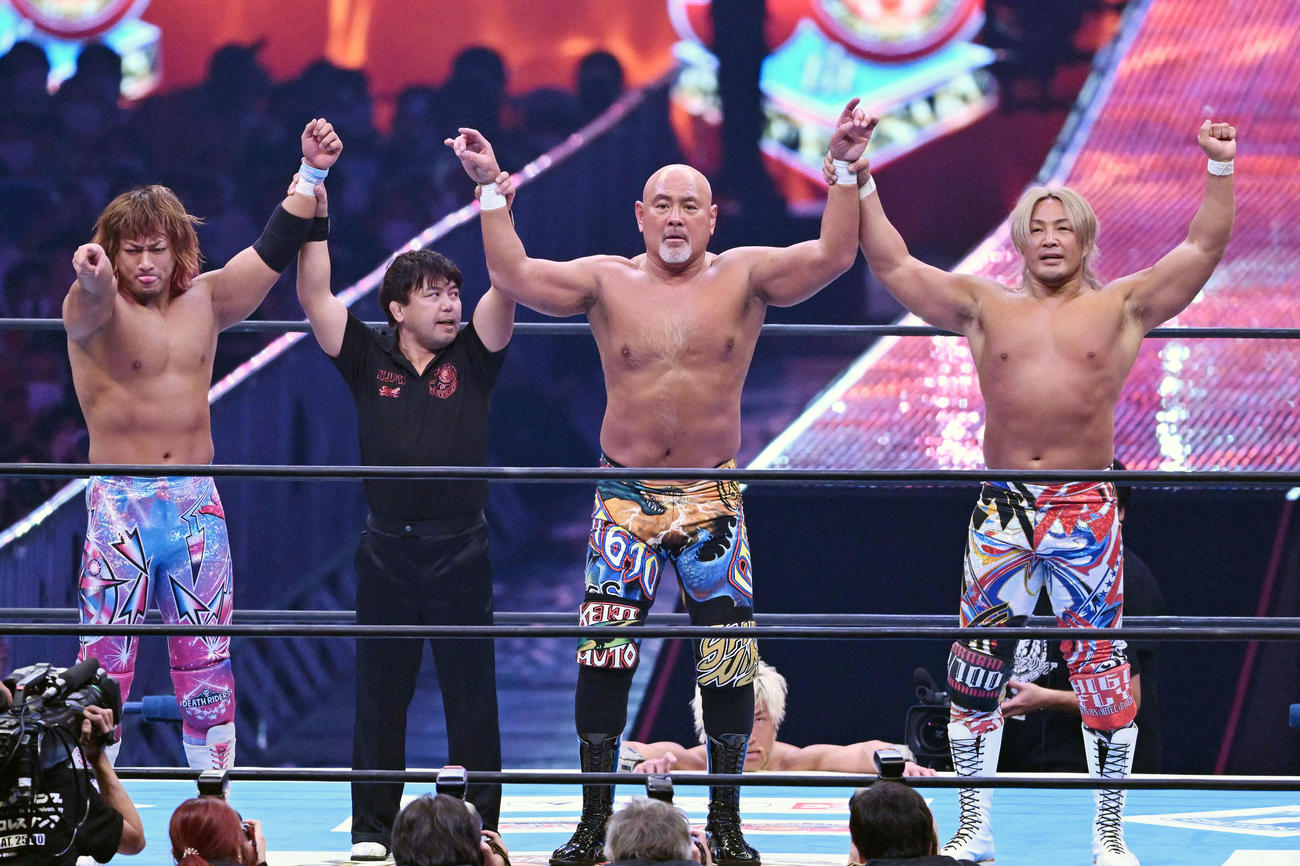 試合に勝利し勝ち名乗りを受ける武藤敬司（中央）と棚橋弘至（右）、海野翔太（撮影・滝沢徹郎）