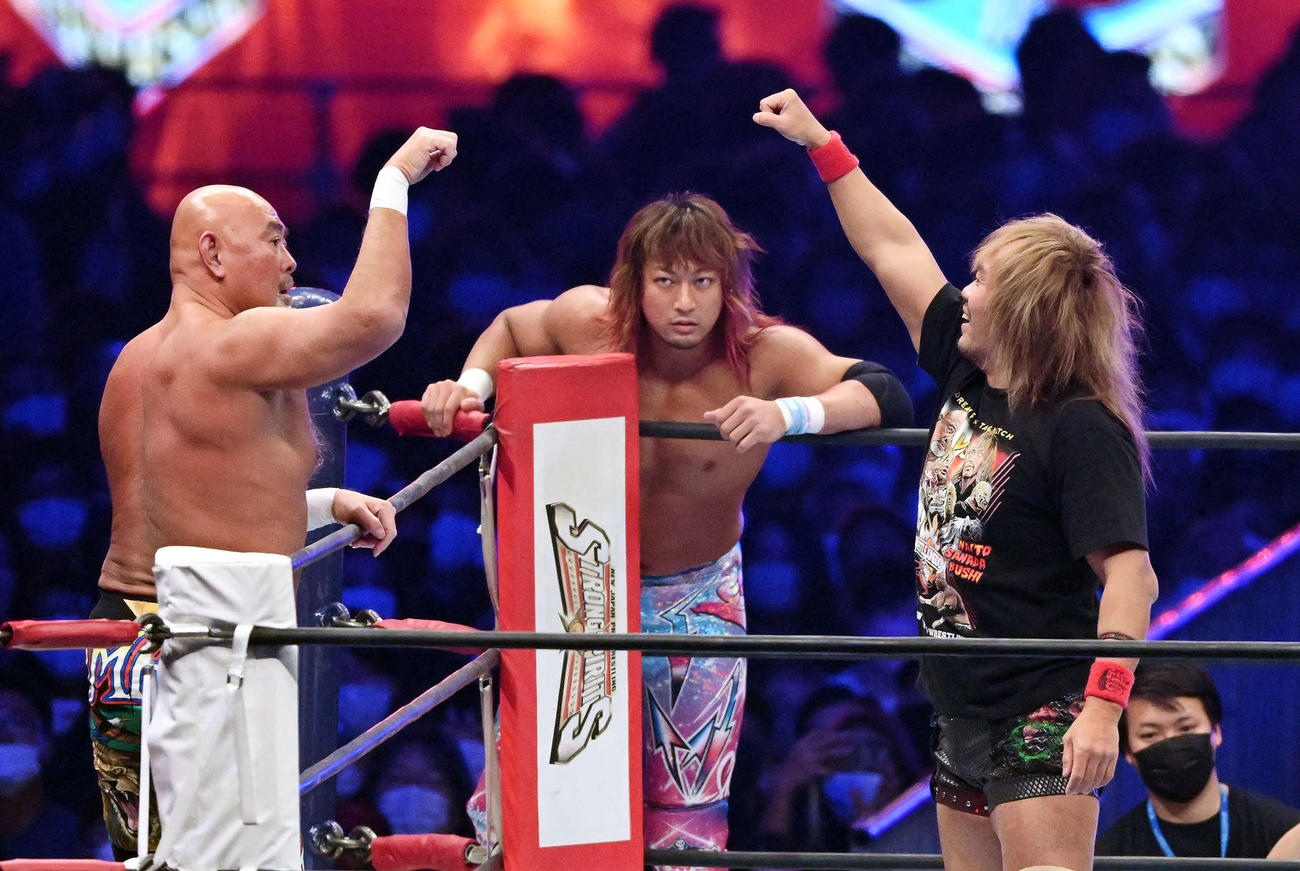武藤敬司（左）は内藤哲也（右）に誘われポーズを決める（撮影・滝沢徹郎）