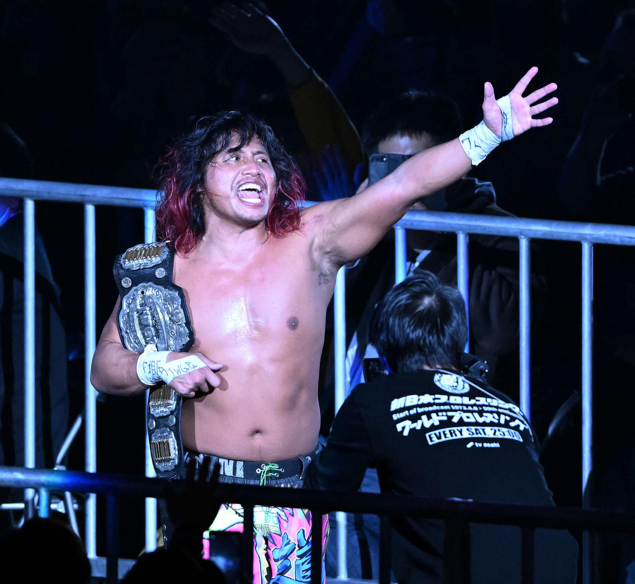 IWGPジュニアヘビー級の新チャンピオンとなりベルトを肩に引き揚げる高橋ヒロム（撮影・滝沢徹郎）