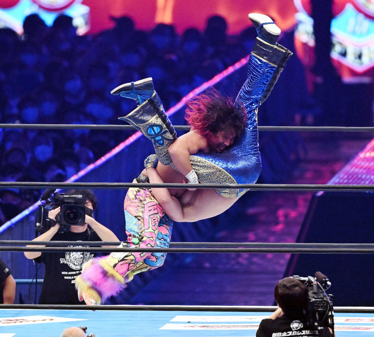 高橋ヒロム（左）はマスター・ワトにTIME BOMB 2を見舞う（撮影・滝沢徹郎）