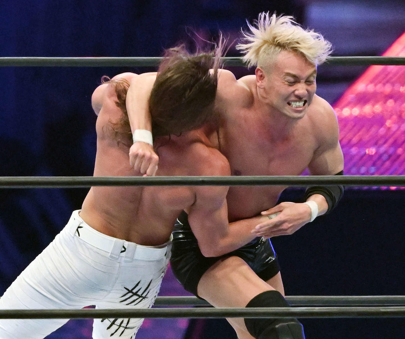 オカダ・カズチカ（右）はジェイ・ホワイトにレインメーカーを見舞う（撮影・滝沢徹郎）