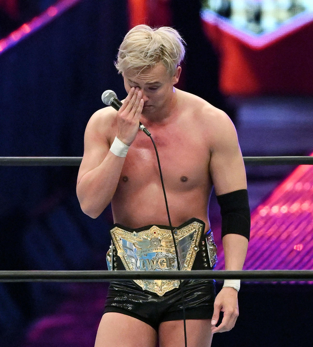 試合後、IWGP世界ヘビー級新チャンピオンとなったオカダ・カズチカは涙ながらにあいさつする（撮影・滝沢徹郎）