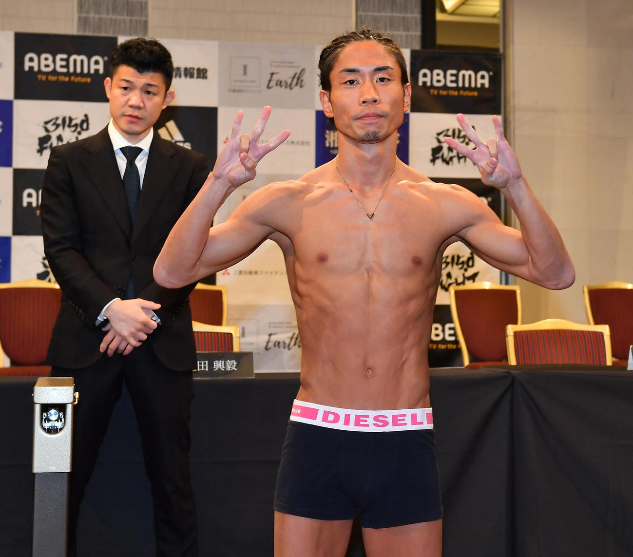 前日計量をパスしポーズを決める谷口（撮影・清水貴仁）