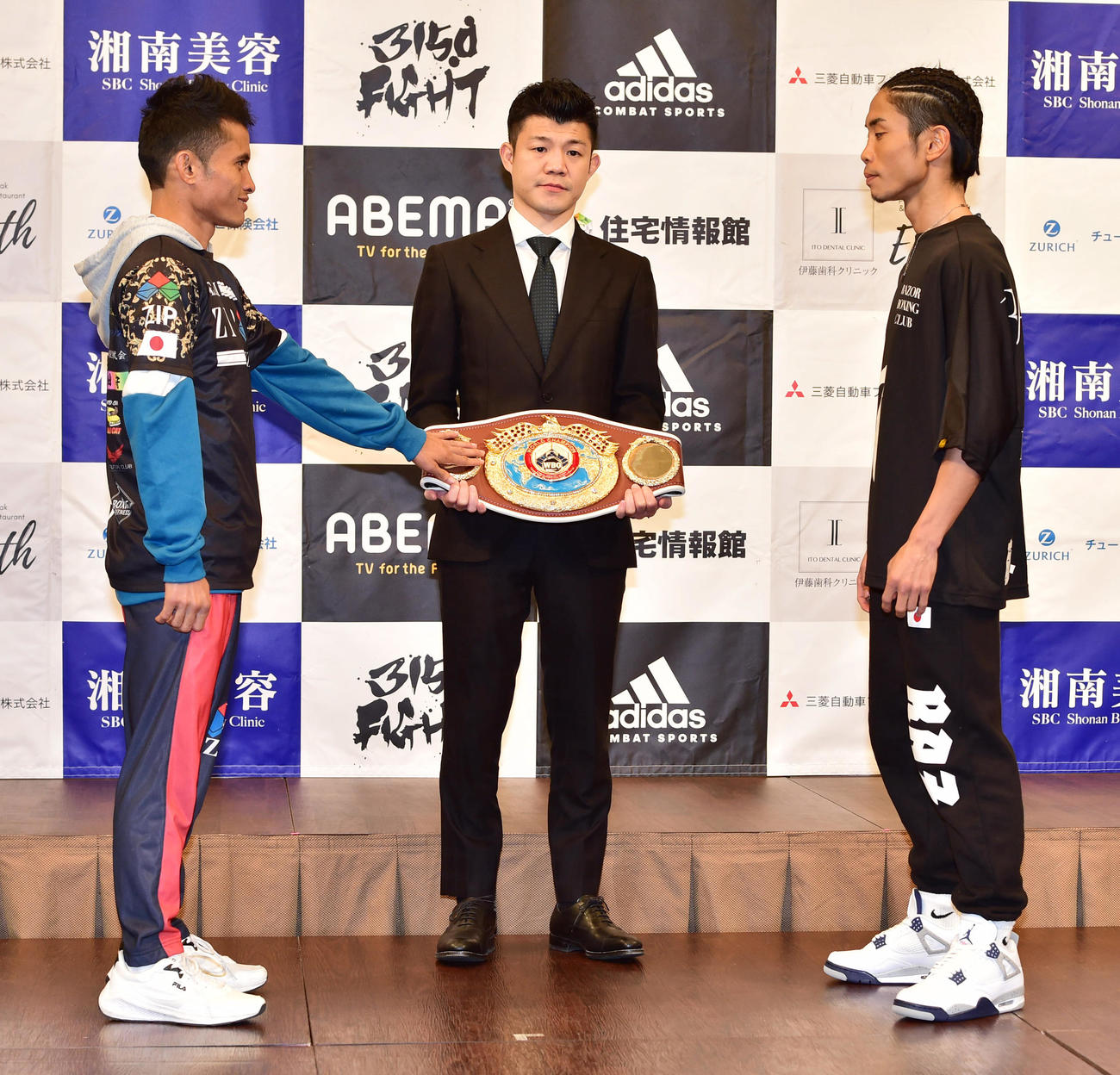前日会見でにらみあう谷口（右）とメルビン・ジェルサェム（左）、中央は亀田興毅氏（撮影・清水貴仁）