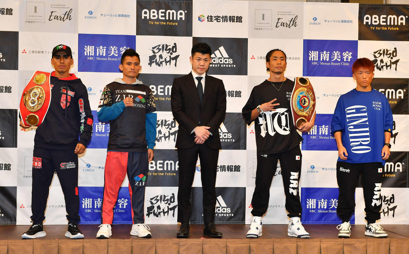 前日会見で壇上に並ぶ亀田興毅氏（中央）と世界戦出場選手ら。左からダニエル・バラダレス、メルビン・ジェルサェム、1人おいて谷口、重岡（撮影・清水貴仁）