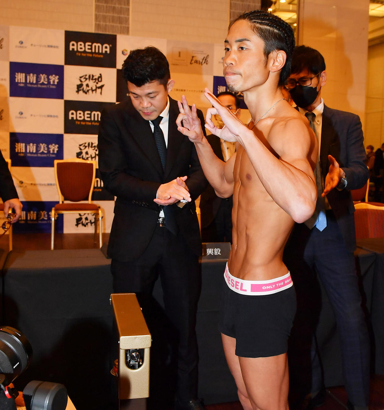 前日計量をクリアする谷口（撮影・清水貴仁）