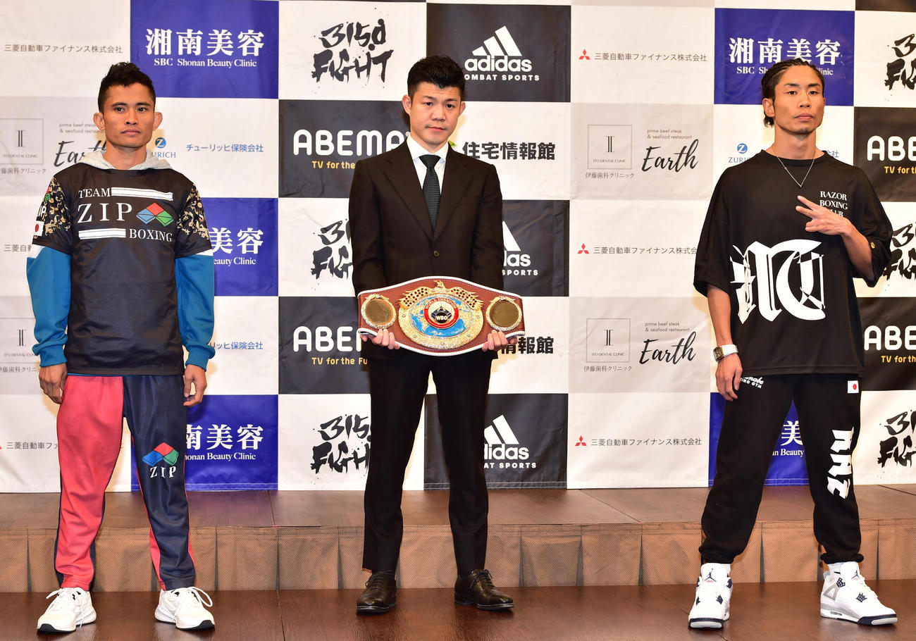 前日会見でポーズを取る谷口（右）とメルビン・ジェルサェム（左）、中央は亀田興毅氏（撮影・清水貴仁）