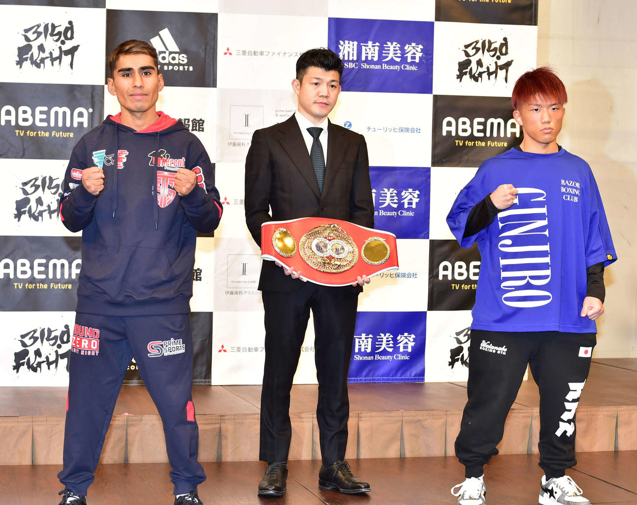 前日会見でポーズを決める重岡（右）とダニエル・バラダレス（左）。中央は亀田興毅氏（撮影・清水貴仁）