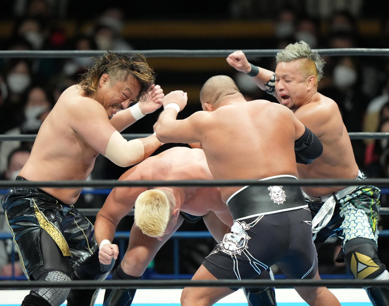 6人タッグマッチ　ザック・セイバーJr．（中央）を袋だたきにする、左から後藤洋央紀、石井智宏、YOSHI－HASHI（撮影・狩俣裕三）