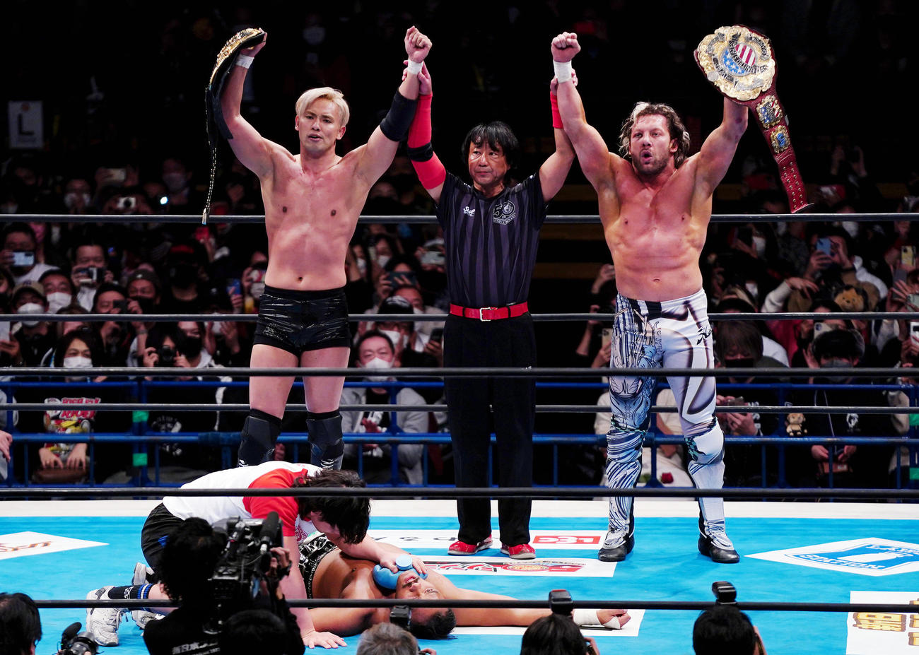 アーロン・ヘナーレ（下）、ジェフ・コブ組に勝利するオカダ・カズチカ（左）とケニー・オメガ組（撮影・狩俣裕三）