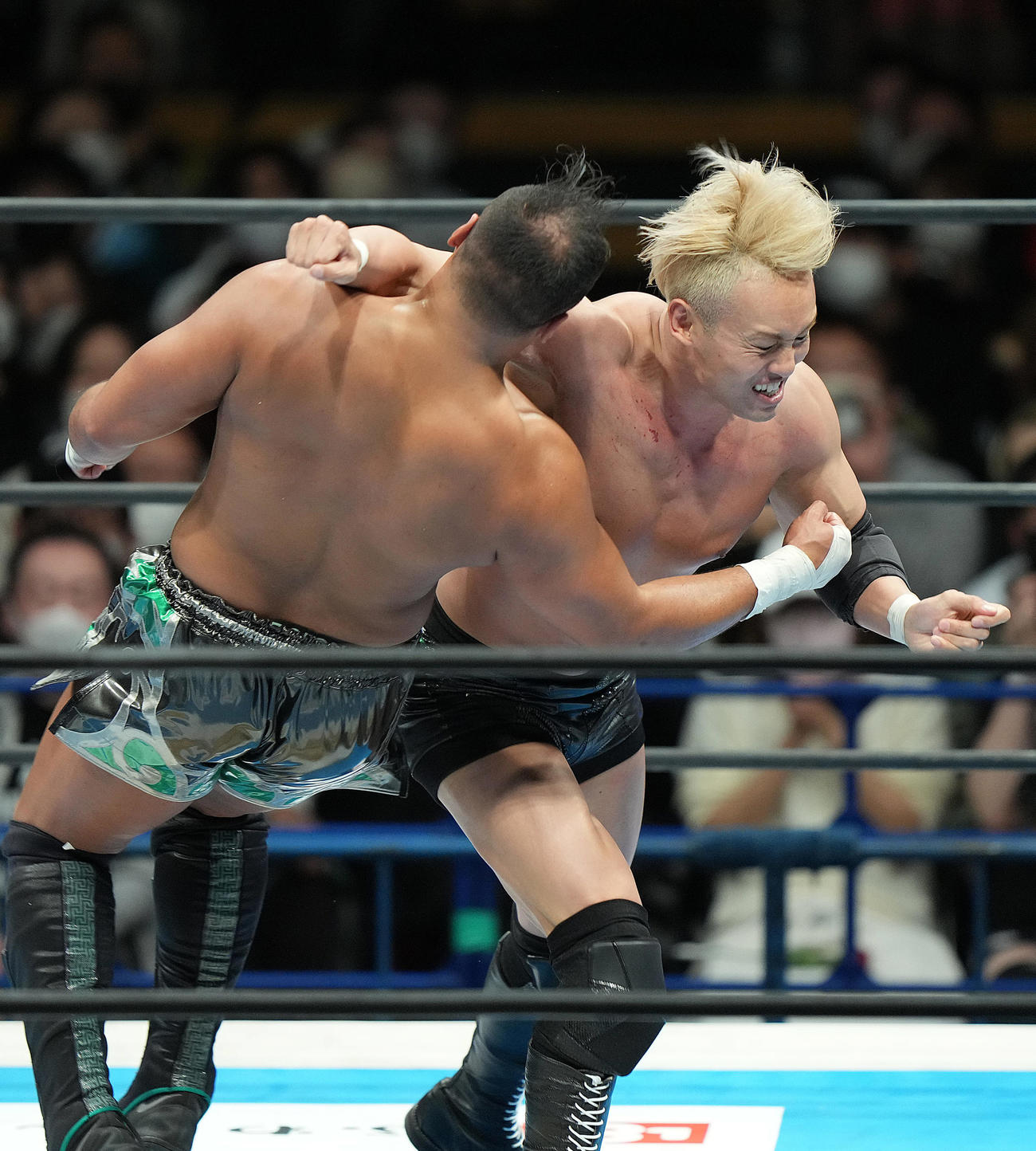 アーロン・ヘナーレ（左）にレインメーカーでとどめを刺すオカダ・カズチカ（撮影・狩俣裕三）