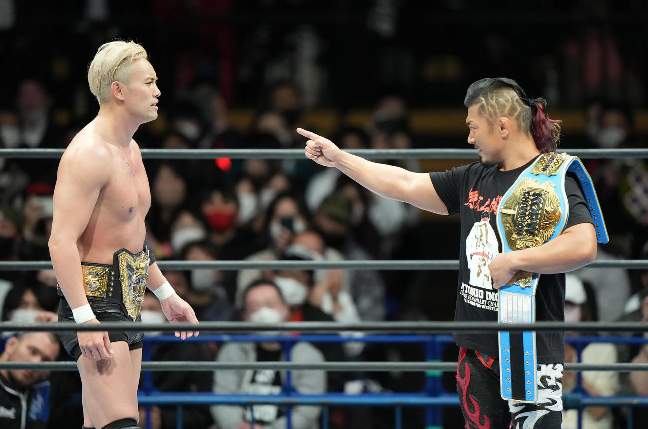 試合後、鷹木（右）から挑戦を受けるオカダ・カズチカ（撮影・狩俣裕三）