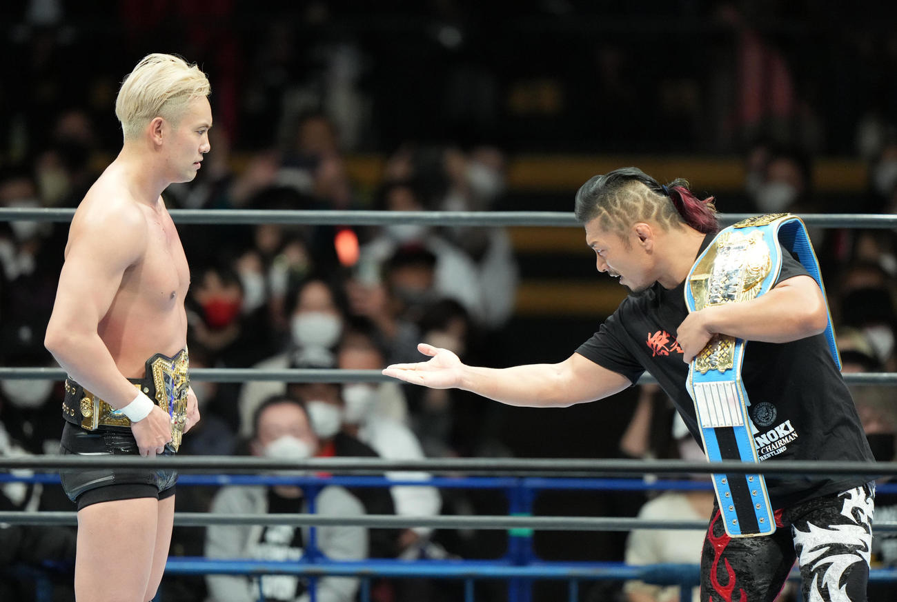 試合後、鷹木（右）から挑戦を受けるオカダ・カズチカ（撮影・狩俣裕三）