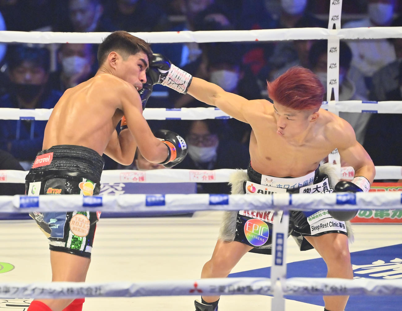ダニエル・バラダレス対重岡　1回、ダニエル・バラダレス（左）にパンチを決める重岡（撮影・和賀正仁）