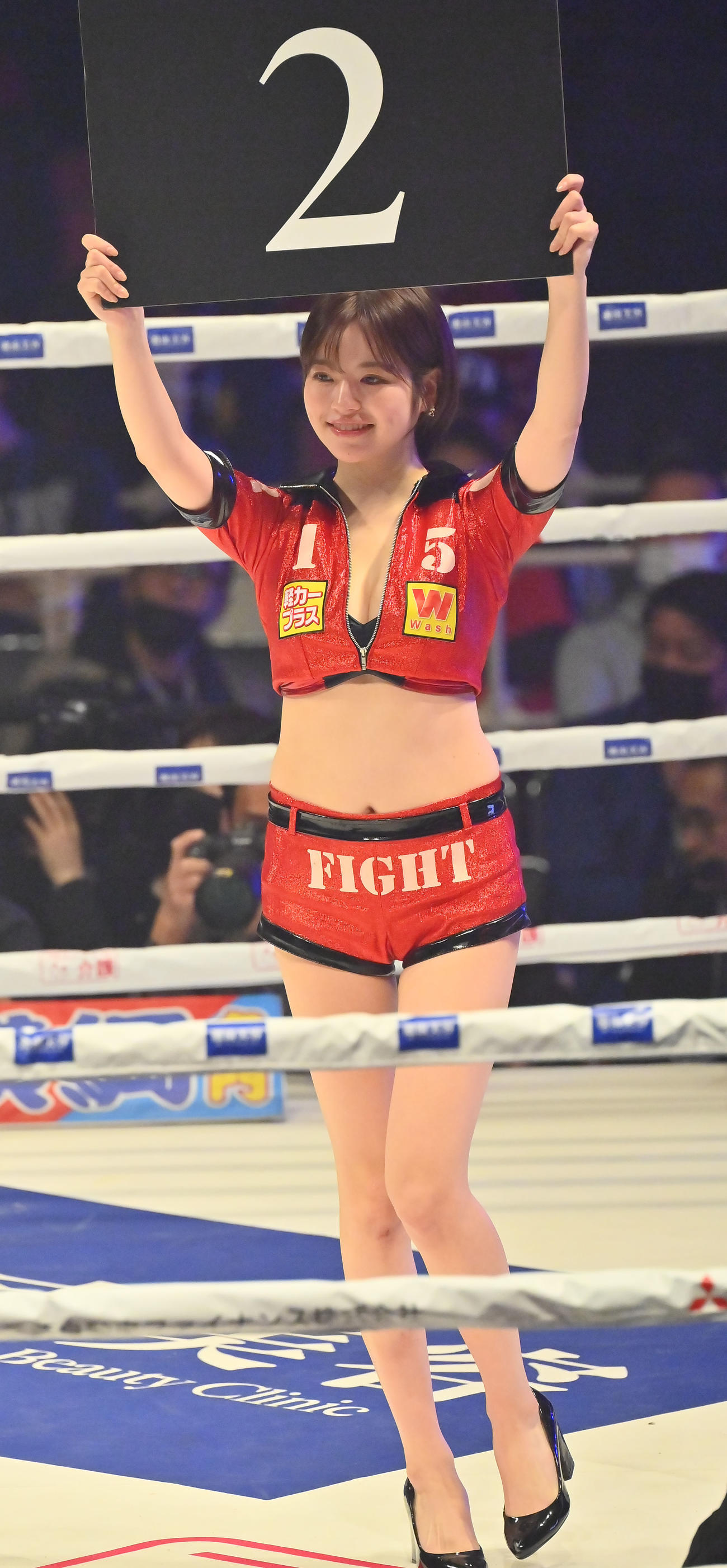 3150FIGHTラウンドガール「3150GIRLS」の小森ほたる（撮影・和賀正仁）