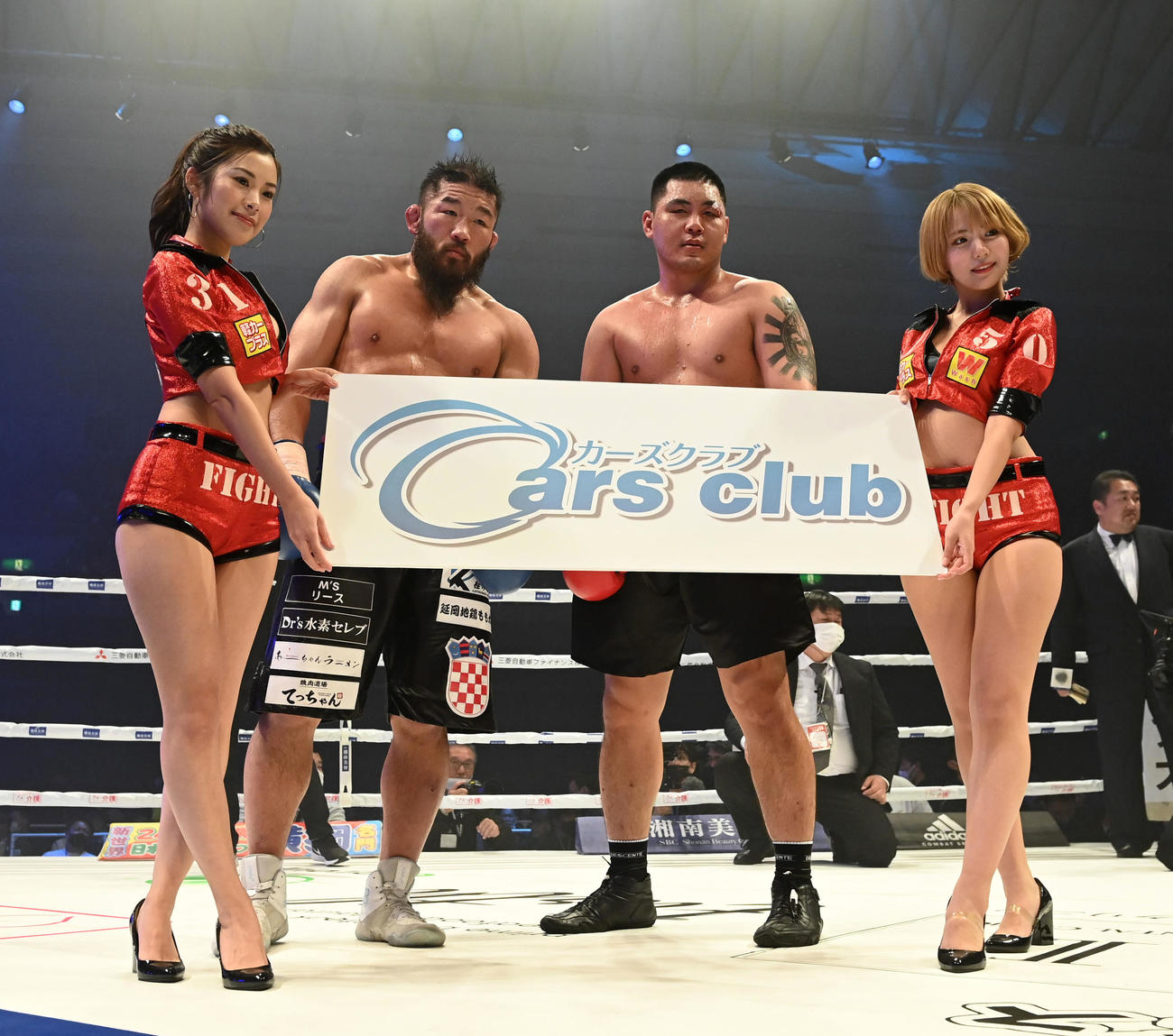 ドロー判定となったサトシ・イシイ（左）とハン・チャンス（撮影・前岡正明）
