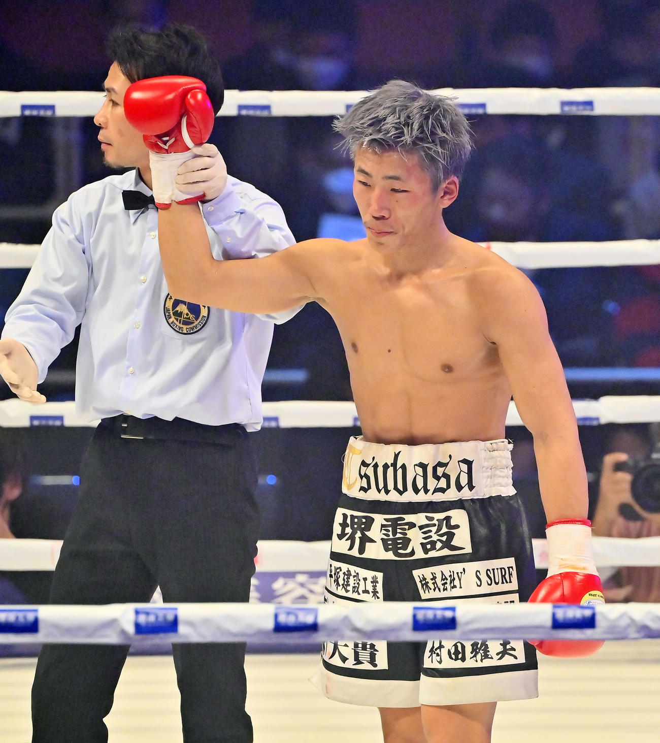 判定で一道に勝利した奈良井（撮影・和賀正仁）