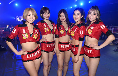 3150FIGHTラウンドガール「3150GIRLS」。左から佐々木萌香、小森ほたる、西野咲、内田瑞穂、礒部希帆（撮影・前岡正明）