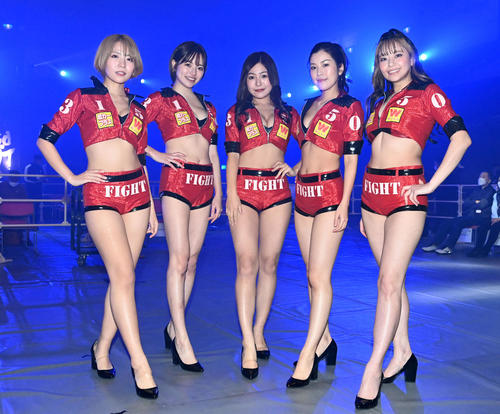 3150FIGHTラウンドガール「3150GIRLS」。左から佐々木萌香、小森ほたる、西野咲、内田瑞穂、礒部希帆（撮影・前岡正明）