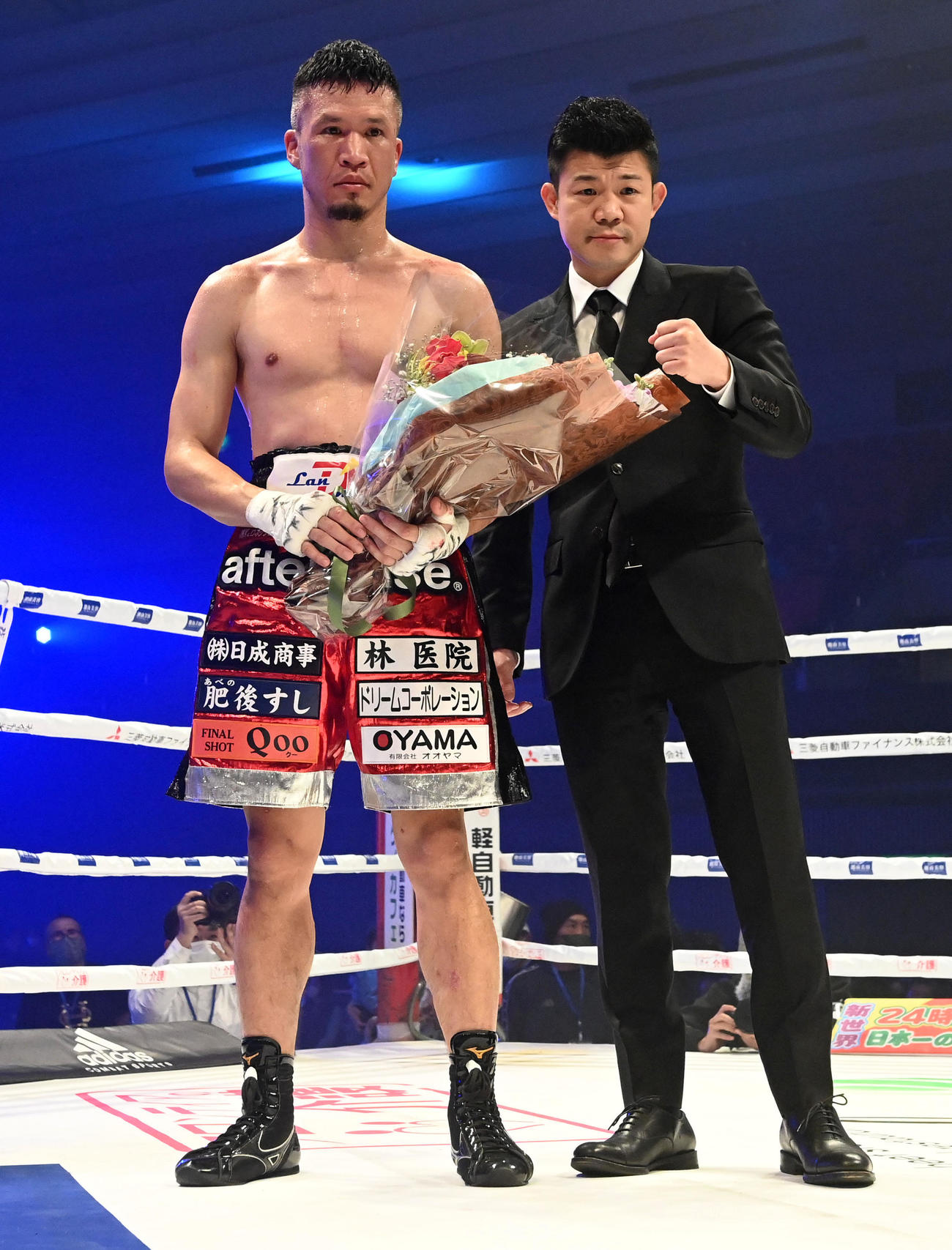 引退式で亀田興毅3150FIGHTファウンダー（右）から花束を受け取った大沢宏晋（撮影・前岡正明）